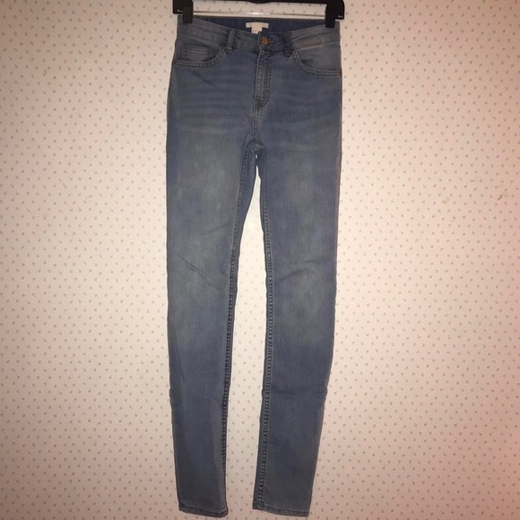 ☘️ 3 for $20! ☘️ H&M High Rise Long Light Blue Jeans- Size 4 - Picture 2 of 4